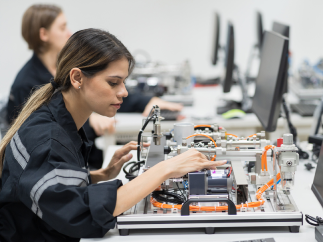 Học viên đang thực hành điều khiển robot công nghiệp trong chương trình du học nghề Đức ngành cơ điện tử