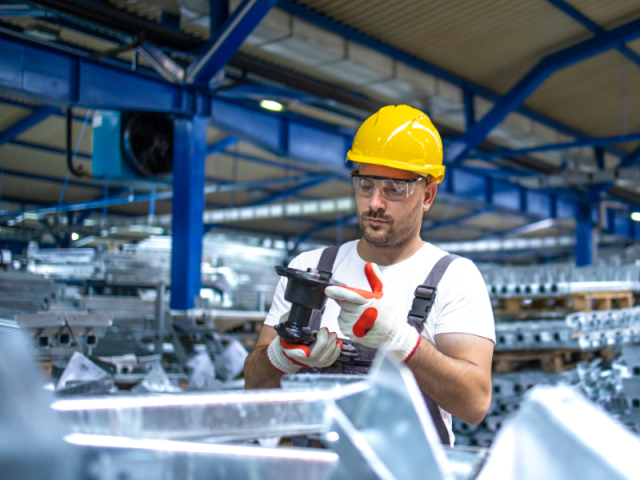 Học viên đang vận hành máy CNC trong xưởng cơ khí tại Đức