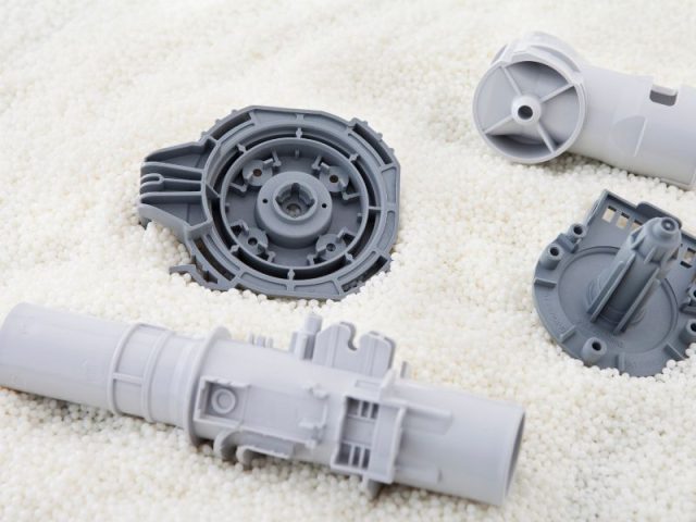 Học viên ngành công nghệ nhựa thực hành theo hướng dẫn