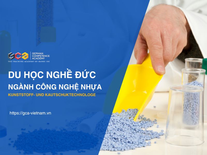 Học viên ngành công nghệ nhựa thực hành theo hướng dẫn