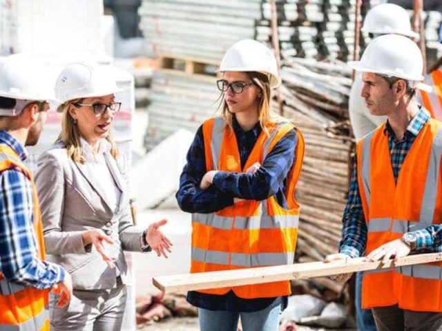 Học viên ngành xây dựng làm việc tại công trường